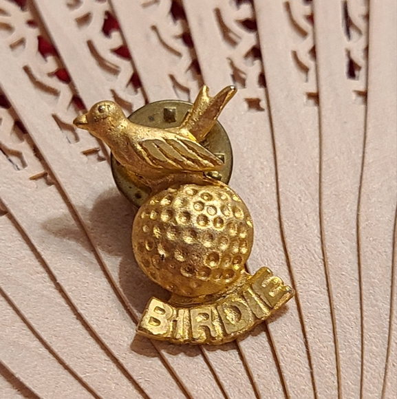 Unique Vintage Jewelry - Gold Birdie Brooch Super Nice